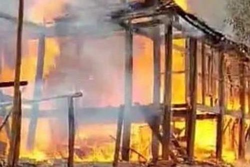 Ngôi nhà sàn bất ngờ bị cháy rụi, 2 học sinh cấp ba bỗng chốc không nơi ở