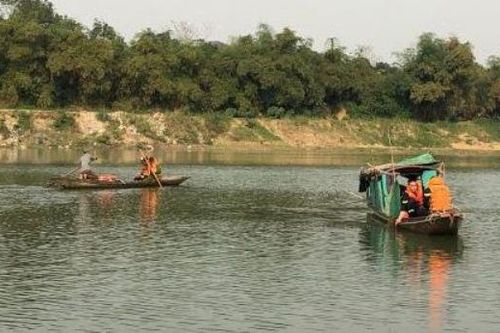 Đang đi trên cầu, chàng trai trẻ bất ngờ gieo mình xuống sông Mã