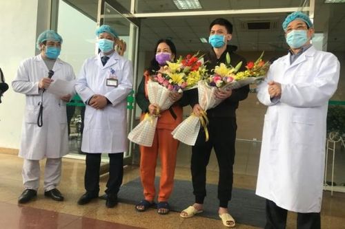 2 bệnh nhân COVID-19 khỏi bệnh: Chúng tôi cảm ơn tất cả các thầy thuốc đã tận tình cứu chữa