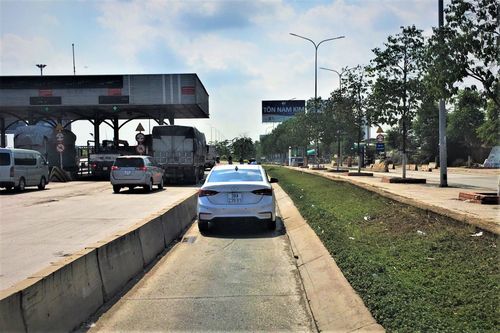 Ôtô chạy vào làn xe máy tránh trạm thu phí có thể bị phạt hơn 10 triệu