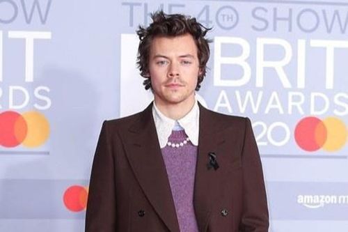 Harry Styles dự thảm đỏ sau khi bị cướp sạch tiền