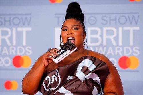 Lizzo ăn chocolate, Billie Eilish có cả ê-kíp chỉnh đồ trên thảm đỏ