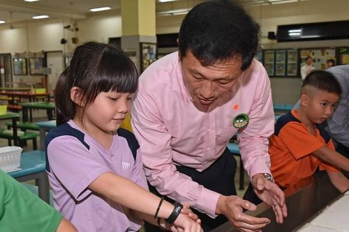 Giống Việt Nam, Singapore cũng có bài hát chống virus corona