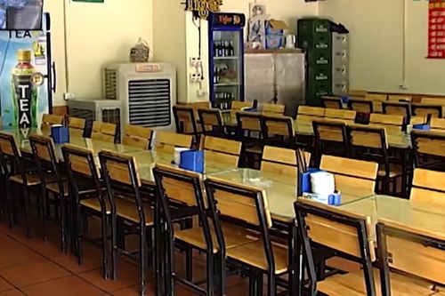 Hàng quán 'đìu hiu', chuyển sang bán online vì virus corona