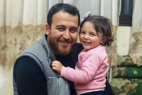 Sợ con bị bệnh tâm lý, người cha Syria dạy bé cười khi nghe tiếng bom