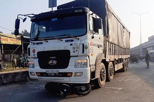 Chồng ôm thi thể vợ sau tai nạn ở TP.HCM