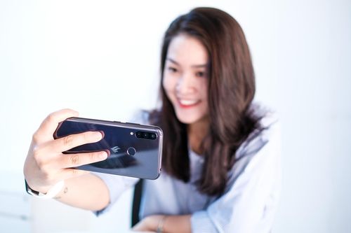 Chi tiết Vsmart Joy 3 - pin lớn, 3 camera sau, giá 2,3 triệu đồng