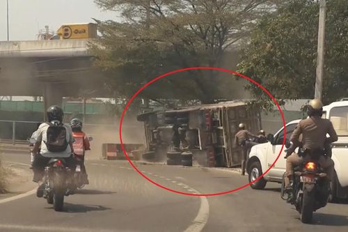 Xe tải ôm cua lật nhào khi bị cảnh sát truy đuổi