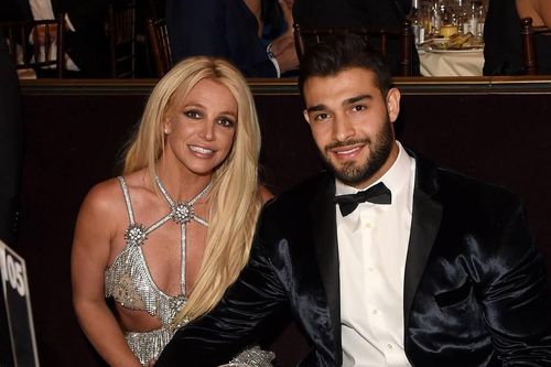 Britney Spears bị gãy chân