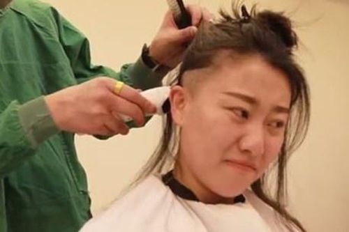 Video cạo đầu các nữ y bác sĩ chống virus corona gây tranh cãi