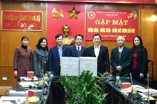 Mặt trận tổ quốc TP Hà Nội hỗ trợ 900 lọ nước rửa tay cho các hộ nghèo tại huyện Sóc Sơn