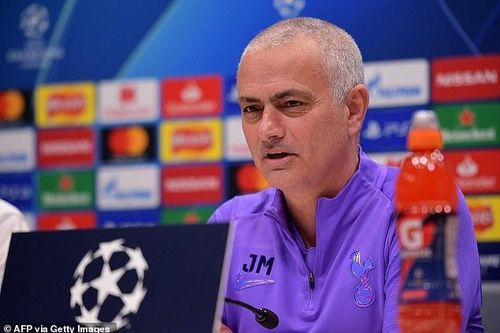 Mourinho: 'Tôi đang đu mình trên ban công tầng 4 và có thể buông tay lúc này'