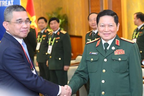 Bộ trưởng Ngô Xuân Lịch gặp song phương với Thứ trưởng Bộ Quốc phòng Thái Lan và Tổng thư ký Quốc phòng Indonesia