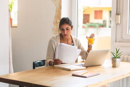 Được nghỉ ở nhà phòng dịch, nhân viên văn phòng kêu trời vì quá mệt mỏi