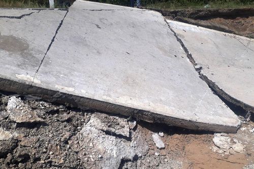 Sụt lún nghiêm trọng đường phòng hộ đê biển Tây