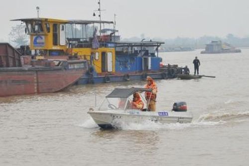 Hà Nội: Xử lý nhiều tàu khai thác cát trái phép trên sông Hồng