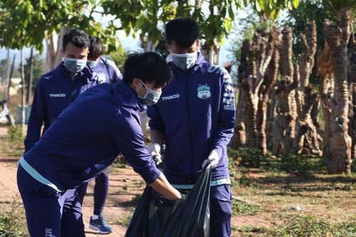 Cầu thủ HAGL chung tay bảo vệ môi trường, phòng dịch Covid-19