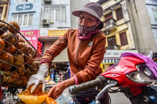 'Hốt bạc' nhờ vắt nước cam trên phố Hà Nội thời dịch Covid-19