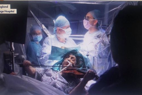 Phi thường, nữ nghệ sỹ Anh chơi vĩ cầm trong khi mổ não