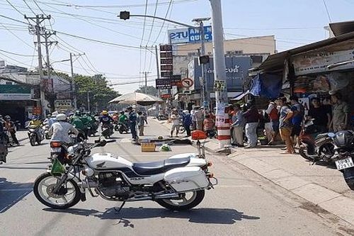 Người chồng gào khóc ôm thi thể vợ sau tai nạn