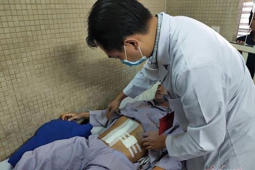Người đàn ông đi thẩm mỹ viện đánh tan mỡ không hết, phát hiện khối u khủng