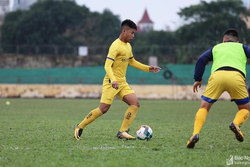 SLNA đấu tập nội bộ, Nguyên Mạnh bắt chính tại đội bóng mới