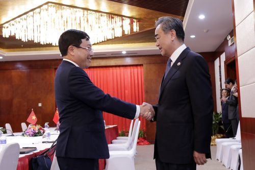 Phó Thủ tướng gặp song phương Bộ trưởng Trung Quốc và Bộ trưởng Lào