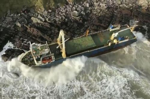 Bão Dennis cuốn 'tàu ma' vào bờ biển Ireland sau hơn 1 năm mất tích