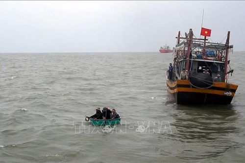 Cứu nạn thành công 6 ngư dân Quảng Bình bị chìm tàu