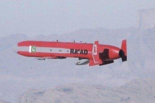 Cận cảnh tên lửa hành trình mới của Pakistan