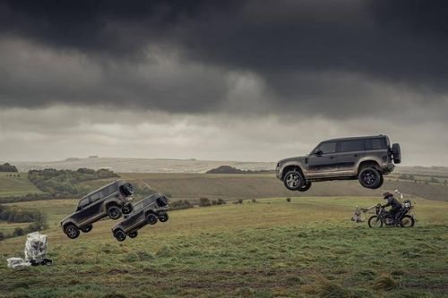 Land Rover Defender nhào lộn trong tập phim mới của điệp viên 007