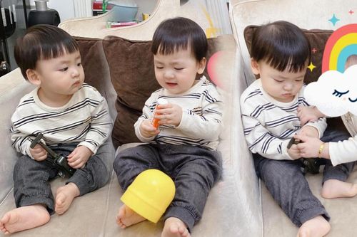 Tụ họp cùng 'hội Hoa hậu bỉm sữa' của mẹ, con trai Á hậu Tú Anh 'chiếm sóng' mọi khung hình với biểu cảm 'khó ở' vô cùng đáng yêu
