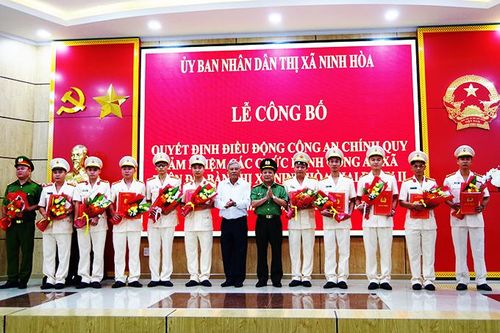 Công bố quyết định điều động công an chính quy về xã giai đoạn II