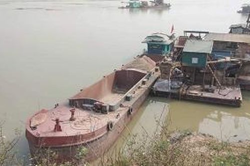 Bắt giữ các tàu khai thác cát trái phép trên sông Lô