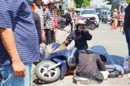 Chồng đau đớn khi thấy vợ bị xe tải tông tử vong