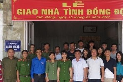 Công an huyện Tam Nông trao nhà tình đồng đội