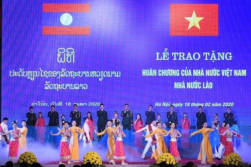 Trao tặng Huân chương cho các tập thể, cá nhân thuộc quân đội hai nước Việt Nam và Lào