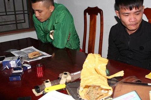 Phát hiện tài xế dương tính với ma túy cùng nhiều hàng nóng trên xe ô tô