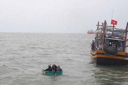 Chìm tàu cá, 6 thuyền viên được cứu sống, 1 người mất tích