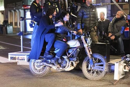 Keanu Reeves và Carrie-Anne Moss đi xe máy quay 'The Matrix' 4