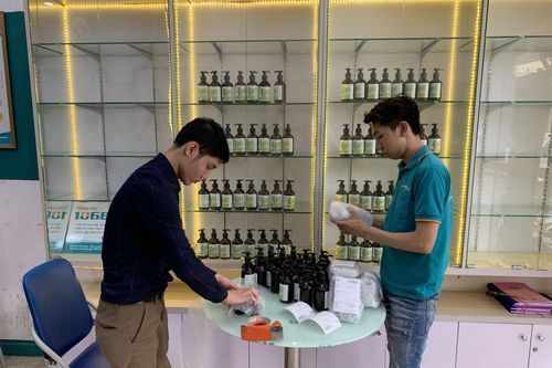 Tập đoàn Dera bán 70.000 chai nước rửa tay khô không lợi nhuận
