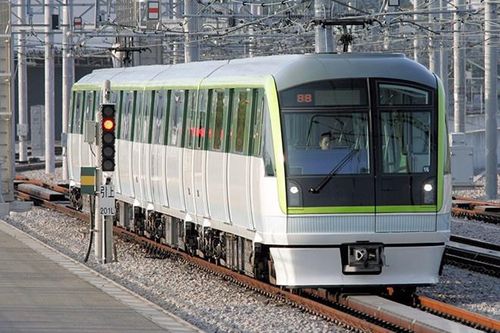 Tàu điện Nhật Bản phải dừng khẩn cấp vì một hành khách bị ho
