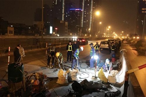 Cận cảnh công trường sửa chữa xuyên đêm đường Vành đai 3 trên cao