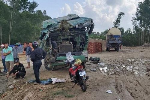 Quảng Ngãi: Xe tải nát đầu sau va chạm với xe khách