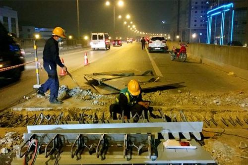 Hà Nội: Xuyên đêm sửa khe co giãn đường vành đai 3 trên cao