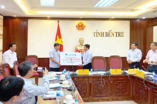 Trao tặng 500 thiết bị trữ nước cho người dân Bến Tre bị ảnh hưởng hạn mặn