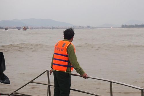 Quảng Bình: Tiếp tục tìm kiếm 1 thuyền viên mất tích trên tàu cá bị chìm