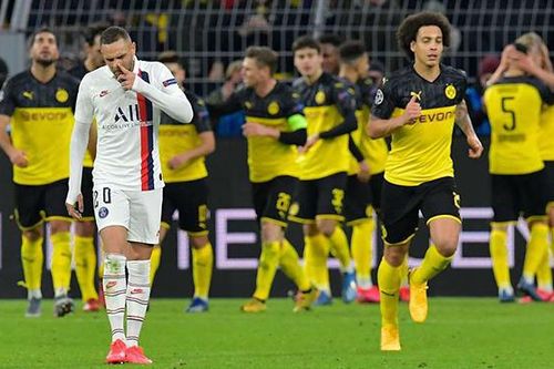 Hậu vệ PSG gây sốc khi rê hay như Messi rồi chuyền bóng ra... biển quảng cáo