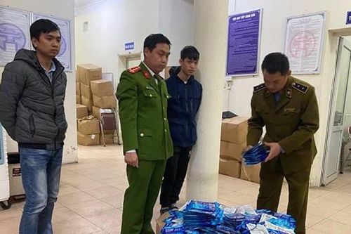 Thu giữ hàng trăm thẻ đeo được quảng cáo là có thể phòng chống COVID-19