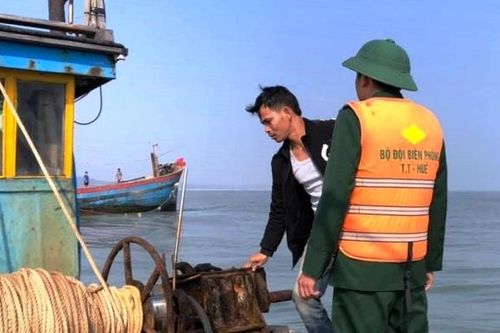 Cứu hộ 11 thuyền viên tàu cá gặp nạn vào bờ an toàn